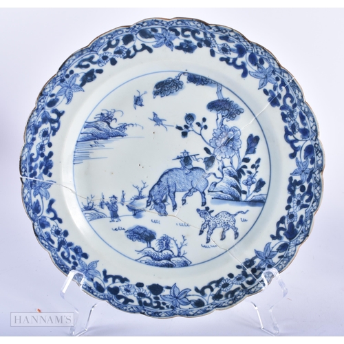 614 - TWO 18TH CENTURY CHINESE EXPORT BLUE AND WHITE PORCELAIN DISHES Qianlong. Largest 21 cm diameter. (2... 