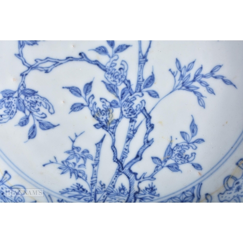 614 - TWO 18TH CENTURY CHINESE EXPORT BLUE AND WHITE PORCELAIN DISHES Qianlong. Largest 21 cm diameter. (2... 