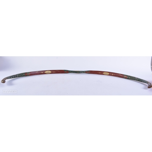 721 - AN OTTOMAN TURKISH LACQUERED AND PAINTED WOODEN ARCHERY BOW. 77 cm x 35 cm.