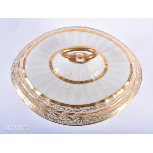 902 - 18th century Derby sucrier and cover of faceted form with oval ring handle, gilded with two intricat... 