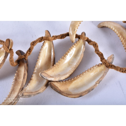 1588 - A TRIBAL SHELL NECKLACE. 82 cm long.