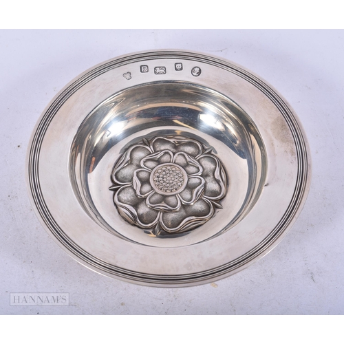 1946 - A SILVER DISH. London 2018. 134 grams. 13.5 cm diameter.