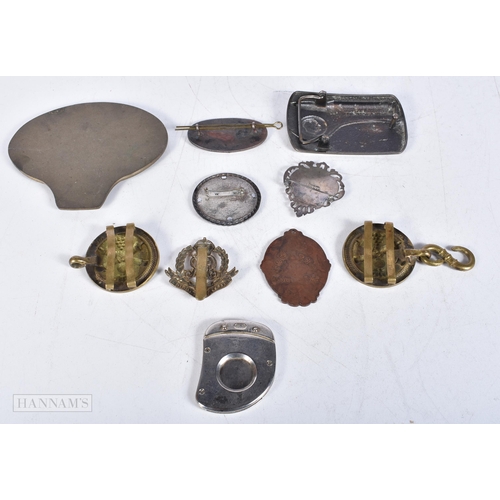 3009 - A collection of American and British military and railway related metal plaques, belt buckles,medall... 