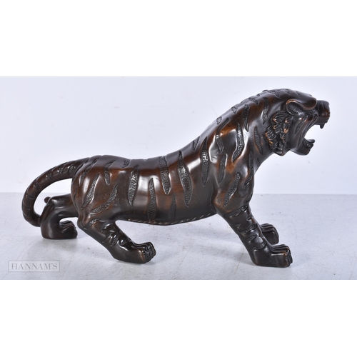 3604 - A bronze Tiger 17 x 28cm.