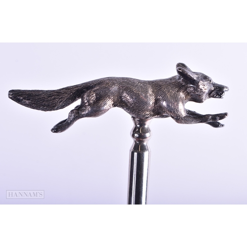 105 - A VERY RARE PAIR OF EARLY 20TH CENTURY ENGLISH SILVER SHOE HOOKS beautifully cast with roaming foxes... 