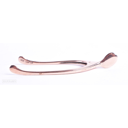 123 - A PAIR OF 9CT GOLD WISHBONE TONGS. 18.3 grams. 8.5 cm x 3.5 cm.