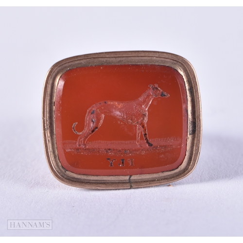 166 - AN EARLY VICTORIAN YELLOW METAL AND AGATE DOG SEAL. 7.5 grams. 2.5 cm x 1.75 cm.