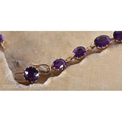 173 - A FINE VICTORIAN 15CT GOLD AND AMETHYST NECKLACE formed with graduated oval, pear and circular shape... 