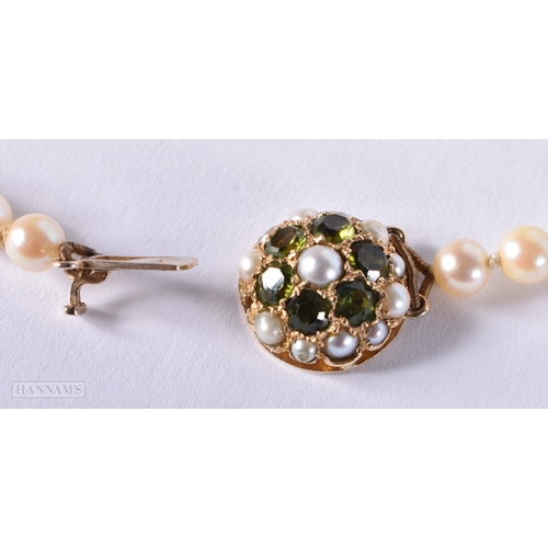 199 - A LOVELY 9CT GOLD MOUNTED PEARL AND PERIDOT NECKLACE the pearls 5 mm to 8.5 mm. London 1965. 58 gram... 