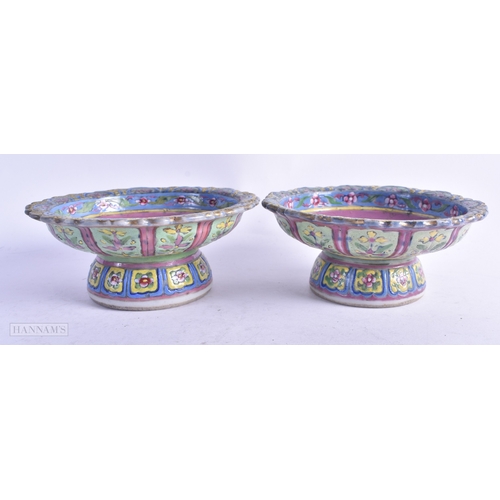 24 - A RARE PAIR OF 19TH CENTURY CHINESE STRAITS PORCELAIN PEDESTAL DISHES Qing, painted with flowers on ... 