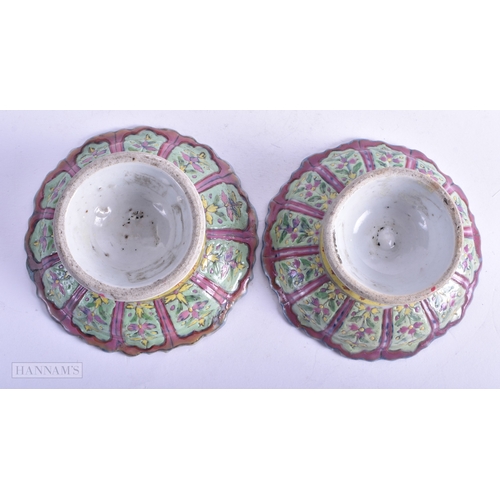 24 - A RARE PAIR OF 19TH CENTURY CHINESE STRAITS PORCELAIN PEDESTAL DISHES Qing, painted with flowers on ... 