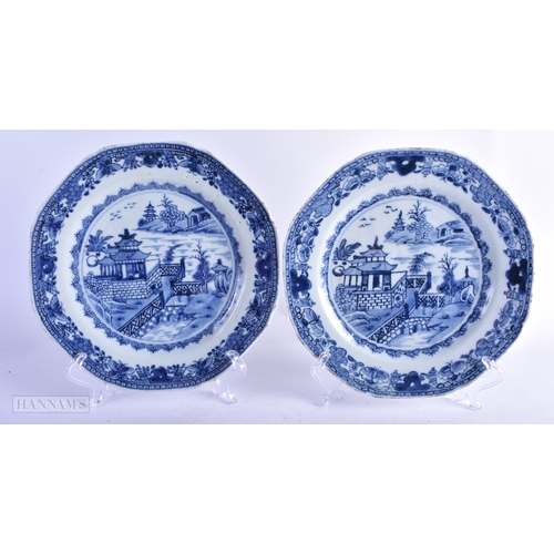 38 - A SET OF FIVE 18TH CENTURY CHINESE EXPORT BLUE AND WHITE PLATES Qianlong. 20 cm wide. (5)