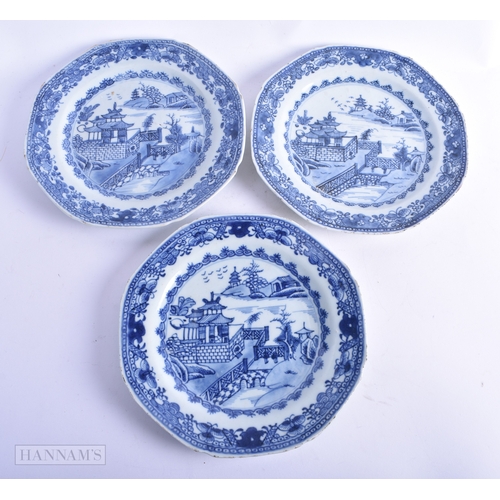 38 - A SET OF FIVE 18TH CENTURY CHINESE EXPORT BLUE AND WHITE PLATES Qianlong. 20 cm wide. (5)