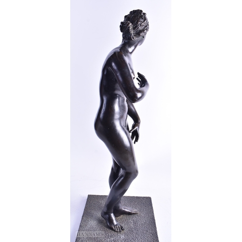 84 - A LARGE 18TH/19TH CENTURY EUROPEAN BRONZE FIGURE OF A NUDE FEMALE After the Antiquity, modelled upon... 