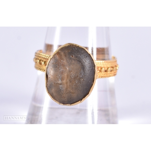 335 - A RARE EARLY BYZANTINE HIGH CARAT GOLD AND AGATE RING. R. 4.6 grams.