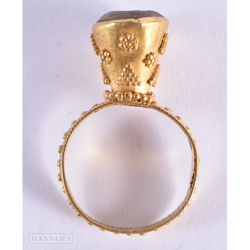 335 - A RARE EARLY BYZANTINE HIGH CARAT GOLD AND AGATE RING. R. 4.6 grams.