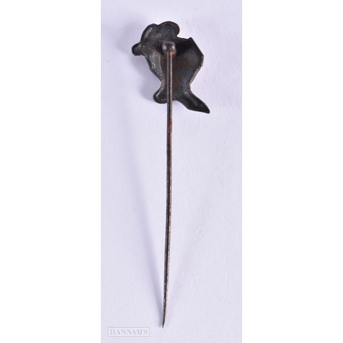 338 - AN UNUSUAL ANTIQUE DAMASCENED KNIGHT HEAD TIE Ping. 2.6 grams. 7 cm x 1 cm.