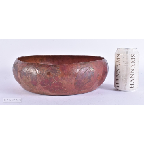 371 - AN UNUSUAL EARLY 20TH CENTURY ARTS AND CRAFTS BRONZE BOWL incised with fruit and fruiting pods. 26 c... 