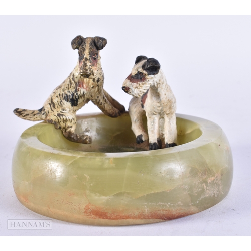 372 - AN EARLY 20TH CENTURY AUSTRIAN COLD PAINTED BRONZE AND ONYX DISH formed with two dogs. 12.5 cm wide.