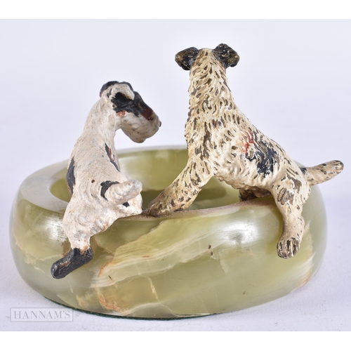 372 - AN EARLY 20TH CENTURY AUSTRIAN COLD PAINTED BRONZE AND ONYX DISH formed with two dogs. 12.5 cm wide.