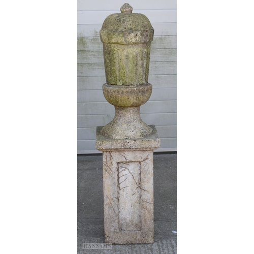 410 - A LOVELY ANTIQUE ADAMS STYLE  COUNTRY HOUSE GARDEN URN ON PEDESTAL. 150 cm x 30 cm.