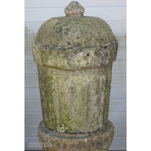 410 - A LOVELY ANTIQUE ADAMS STYLE  COUNTRY HOUSE GARDEN URN ON PEDESTAL. 150 cm x 30 cm.