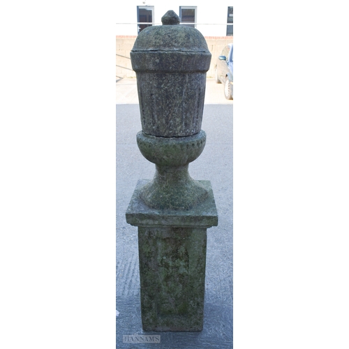 410 - A LOVELY ANTIQUE ADAMS STYLE  COUNTRY HOUSE GARDEN URN ON PEDESTAL. 150 cm x 30 cm.