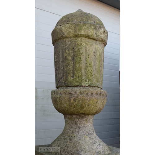 410 - A LOVELY ANTIQUE ADAMS STYLE  COUNTRY HOUSE GARDEN URN ON PEDESTAL. 150 cm x 30 cm.