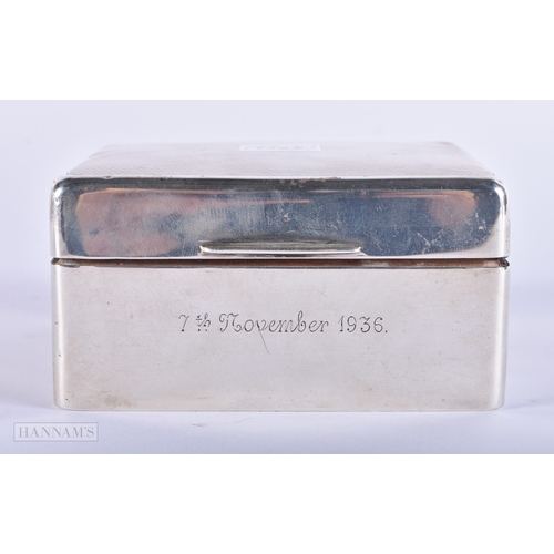 455 - AN ART DECO SILVER BOX. 268 grams overall. 8.5 cm square.