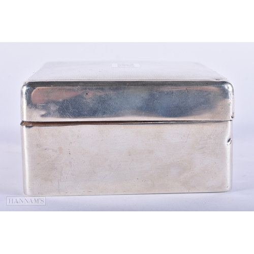 455 - AN ART DECO SILVER BOX. 268 grams overall. 8.5 cm square.