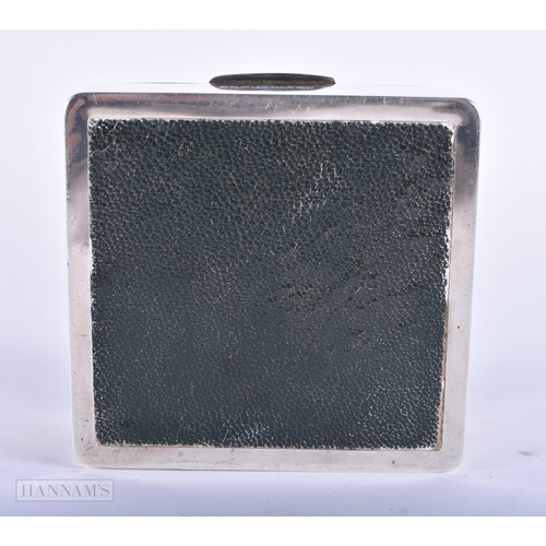 455 - AN ART DECO SILVER BOX. 268 grams overall. 8.5 cm square.