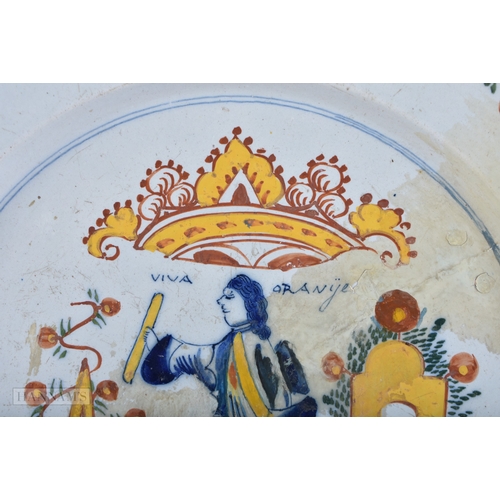 480 - A 17TH/18TH CENTURY CONTINENTAL DELFT FAIENCE DISH painted with William of Orange. 34 cm diameter.