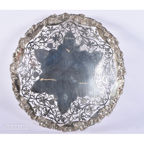 486 - A RETICULATED SILVER OPENWORK DISH. 646 grams. 26 cm wide.