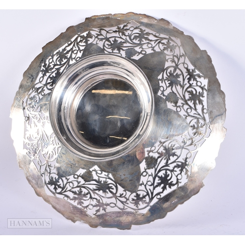 486 - A RETICULATED SILVER OPENWORK DISH. 646 grams. 26 cm wide.