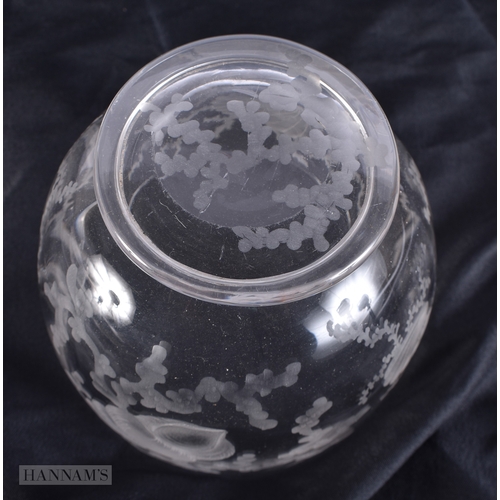 500 - A FINE ANTIQUE ENGRAVED GLASS BOWL. 9.5 cm diameter.