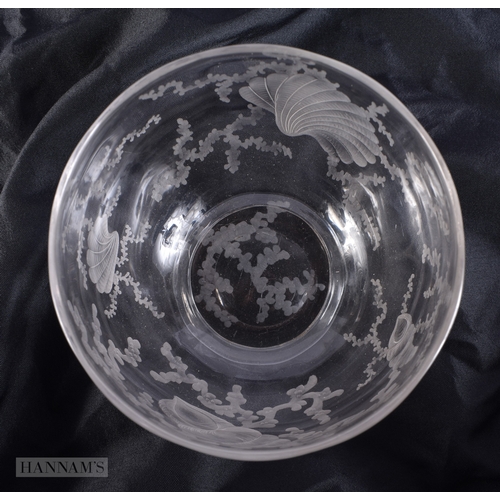 500 - A FINE ANTIQUE ENGRAVED GLASS BOWL. 9.5 cm diameter.