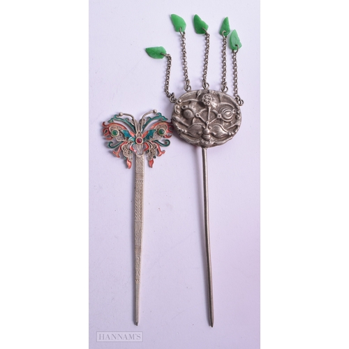 1792 - A PAIR OF CHINESE WHITE METAL HAIR SLIDES. 18 cm long.