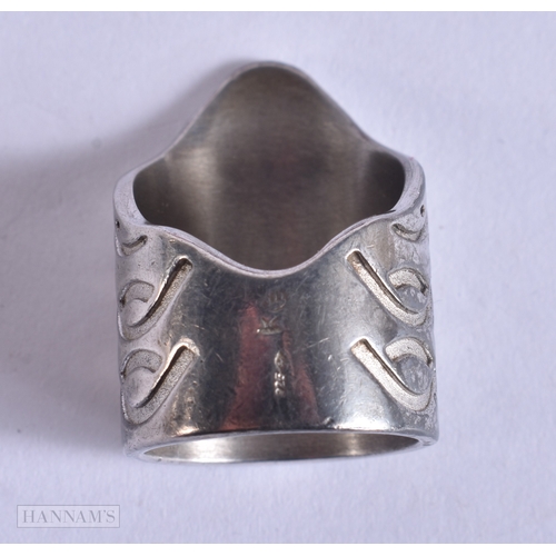 1813 - AN ABSTRACT SILVER RING. L. 12.7 grams.