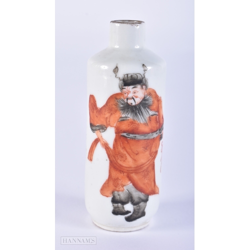 2005 - A 19TH CENTURY CHINESE PORCELAIN SNUFF BOTTLE Qing, painted with a male wearing an iron red figure. ... 