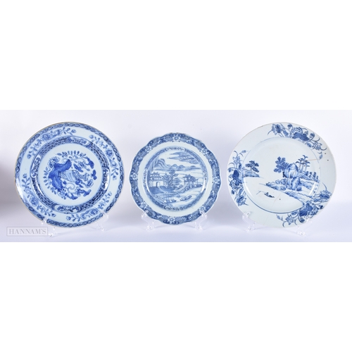 2011 - THREE 18TH CENTURY CHINESE EXPORT BLUE AND WHITE PORCELAIN PLATES Kangxi to Qianlong. 22 cm wide. (3... 