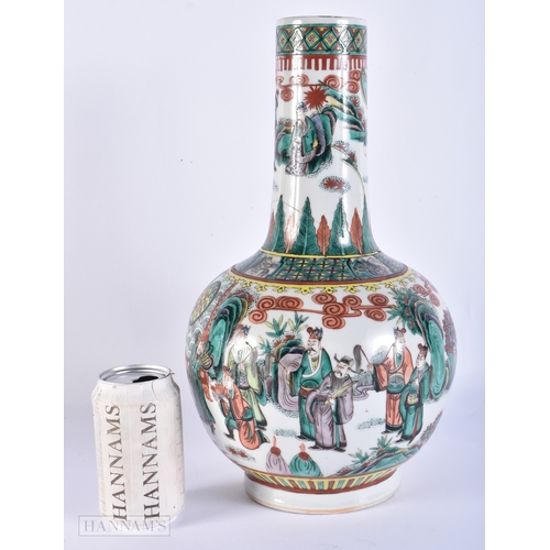 2020 - A LARGE 19TH CENTURY CHINESE FAMILLE VERTE PORCELAIN BULBOUS VASE bearing Kangxi marks to base. 37 c... 