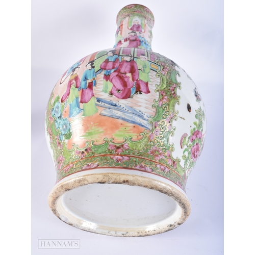 2023 - A LARGE 19TH CENTURY CHINESE CANTON FAMILLE ROSE PORCELAIN VASE Qing. 35 cm x 17 cm.