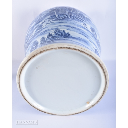 2024 - A LARGE EARLY 20TH CENTURY CHINESE BLUE AND WHITE PORCELAIN VASE AND COVER Late Qing, painted with e... 