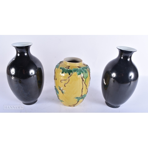 2034 - AN EARLY 20TH CENTURY CHINESE YELLOW SANCAI GLAZED VASE AND COVER Late Qing/Republic. 23cm high.