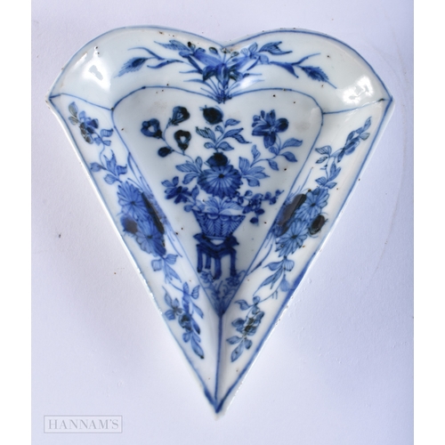 2037 - A 17TH CENTURY CHINESE BLUE AND WHITE PORCELAIN HEART FORM DISH Kangxi. 12cm x 10 cm.