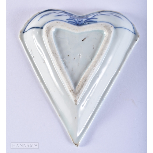 2037 - A 17TH CENTURY CHINESE BLUE AND WHITE PORCELAIN HEART FORM DISH Kangxi. 12cm x 10 cm.