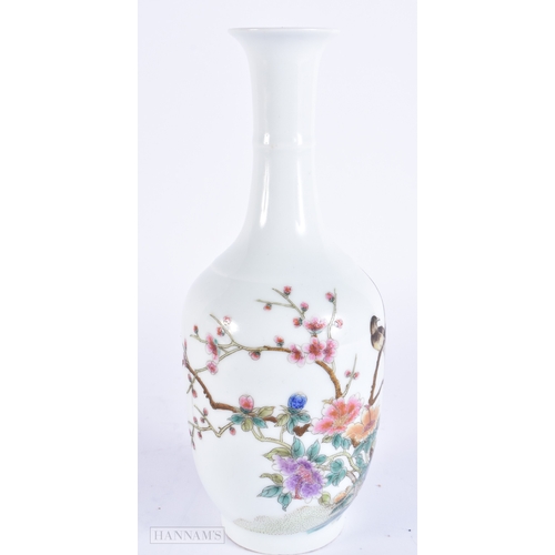 2062 - AN EARLY 20TH CENTURY CHINESE FAMILLE ROSE PORCELAIN VASE Late Qing/Republic. 22.5 cm high.