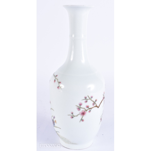 2062 - AN EARLY 20TH CENTURY CHINESE FAMILLE ROSE PORCELAIN VASE Late Qing/Republic. 22.5 cm high.