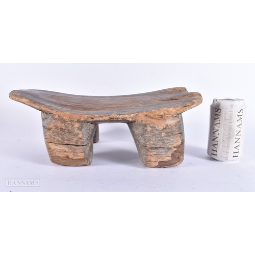 131 - AN ANTIQUE AFRICAN TRIBAL WOOD HEADREST. 34 cm x 18 cm.