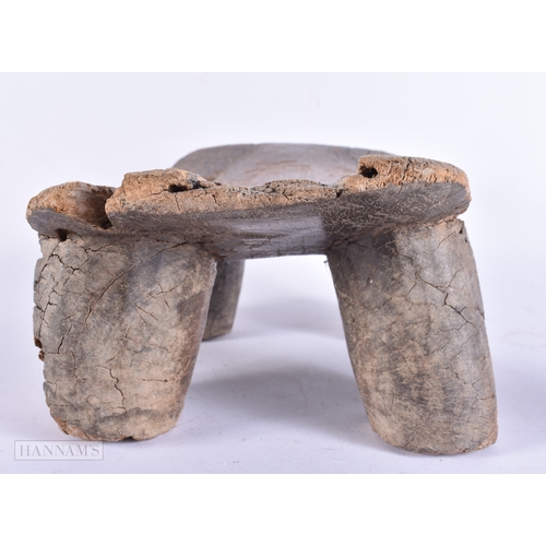 131 - AN ANTIQUE AFRICAN TRIBAL WOOD HEADREST. 34 cm x 18 cm.